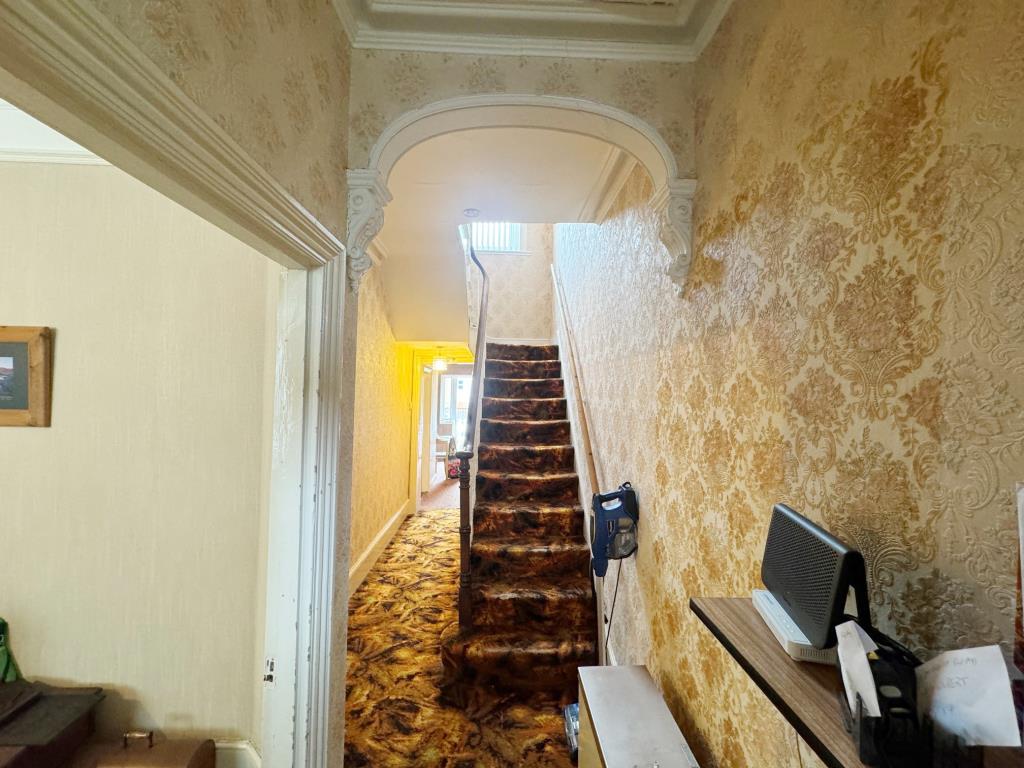 Lot: 17 - FOUR STOREY TERRACE PROPERTY WITH POTENTIAL - Ground floor hallway